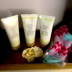 🔥BLACK FRIDAY SALE💥 🔥Mary Kay SATIN Body Revitalizing Set White Tea .